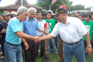 Iwan Fals bersalaman dengan Wakil Walikota Blitar setelah penanaman